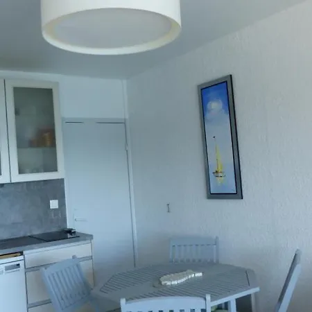 Lägenhetshotell Face A La Les Elmes 4*